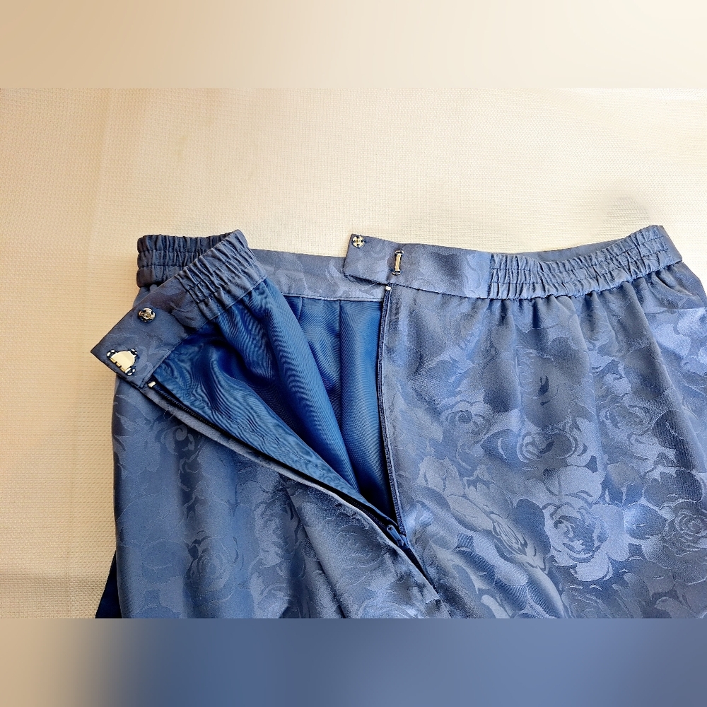 Vtg. Adrianna Papell "Suited For Silk" Old Money Core, 100% Silk skirt set. - Picture 12 of 15